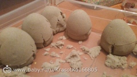 Кинетический песок,сенсорные коробки,прищепки..в общем наши занимашки))1год4мес.