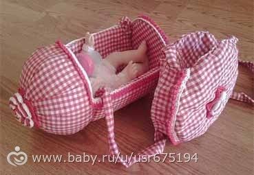 грушечная детская коляска и сумочка из пластиковой бутылки