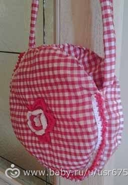 грушечная детская коляска и сумочка из пластиковой бутылки