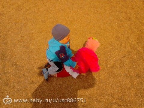 доча на прогулке с женихом))