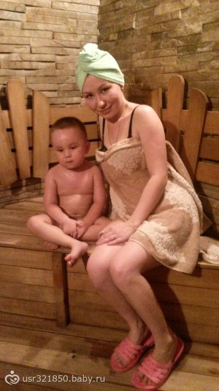 С мамой в деревенской бане. Мамуля и сынуля в баньке. Доченька в бане. Молодые мамы на даче.