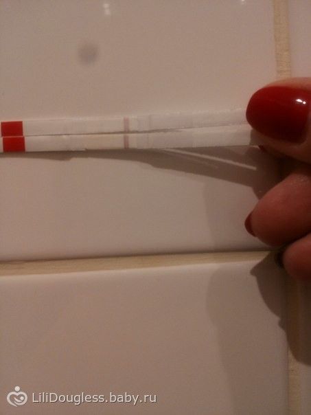 На тесте на беременность красно. Тест на беременность с красными ногтями. Тест две полоски с красными ногтями. Тест на беременность с красными ногтями положительный. Тест 2 полоски в руке.