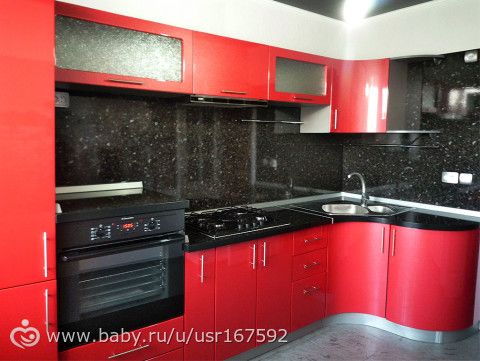 Какие выбрать обои к красно-черной кухне?