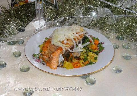 Форель с тушеными овощами и маринованным луком